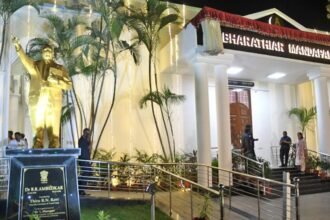 President Droupadi Murmu unveiling Bharathi's portrait at Raj Bhavan, Tamil Nadu.
