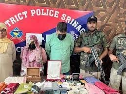 Srinagar couple arrested for Impersonating civil servants