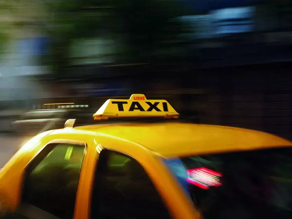 Bangalore Cab driver extorts money female passenger