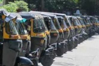 Woman's Approach to easy communication Between auto drivers and customers