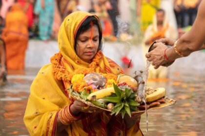 women doing puja